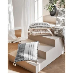 Copricuscino In Cotone Con Struttura Intrecciata A Mano E Nappe Okiro