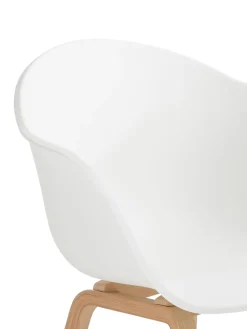Sedia Con Braccioli In Plastica Con Gambe In Legno Claire