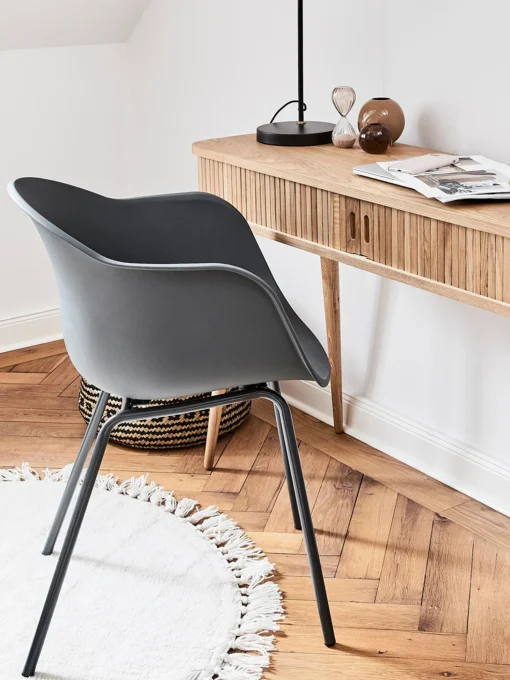 Sedia Con Braccioli In Plastica Con Gambe In Metallo Claire